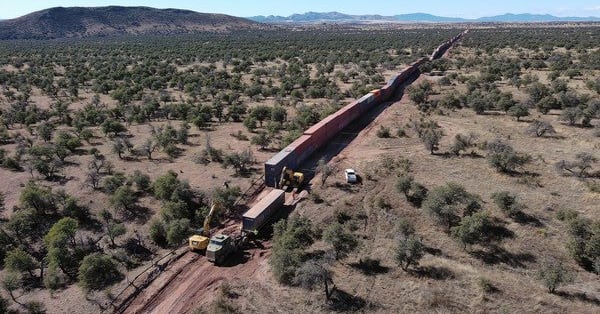 Arizona elimina muro de contenedores en frontera con México